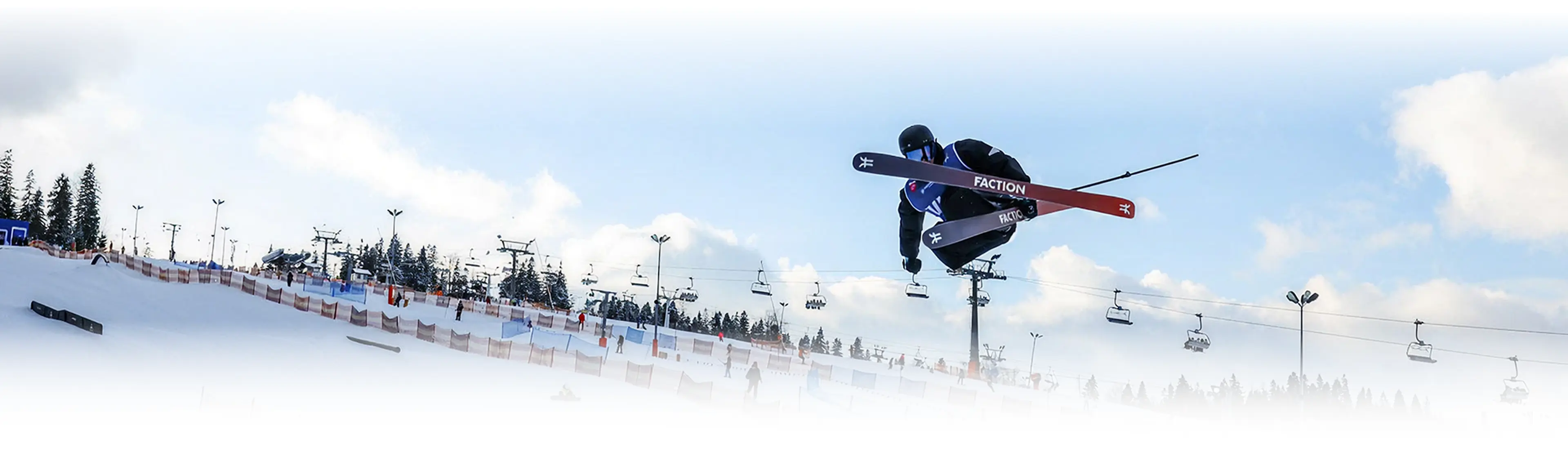 Narciarz wykonujący trik w Snowparku Kotelnica