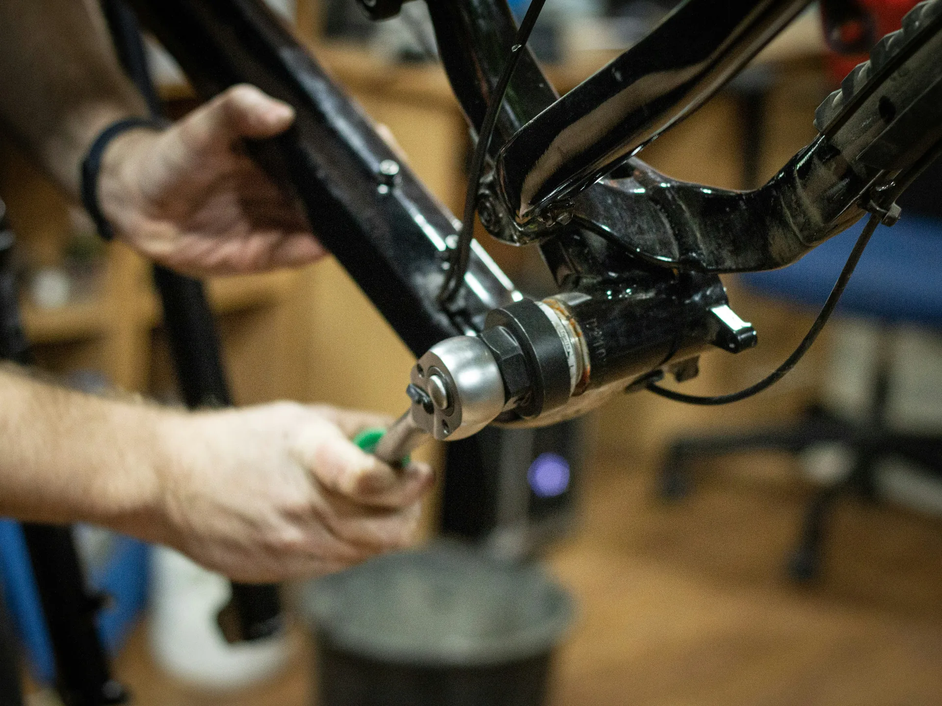 Bike repair at the service at Kotelnica Bialczanska