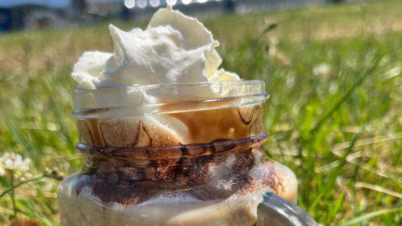 Górski rytuał – idealne połączenia kawy i deserów w Kotelnica Cafe