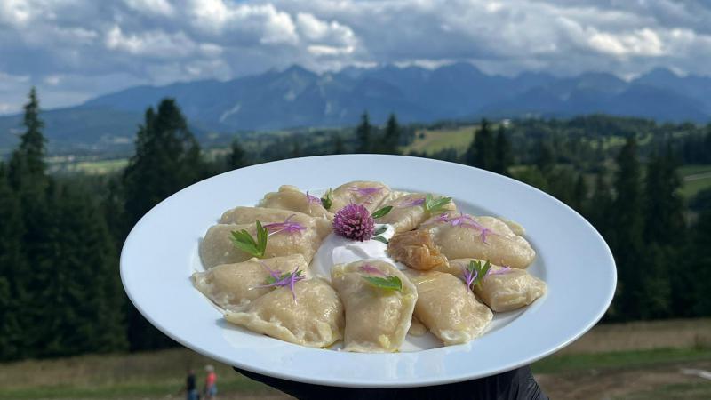 Smaki Podhala na Jednym Talerzu: Co Łączy Pizzę, Pierogi i Placki Ziemniaczane