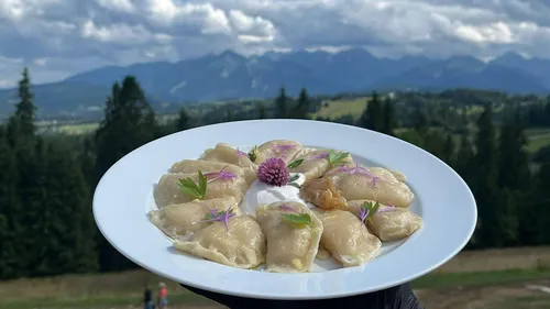 Smaki Podhala na Jednym Talerzu: Co Łączy Pizzę, Pierogi i Placki Ziemniaczane